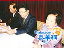 泰华报人公益基金会颁发会员子女奖助学金 吴宏丰博士致词鼓励学生发奋求学争取进步 徐沁参赞及基金会首长梁冰陈郑伊梨黄汉良蔡裕平刘暹有等出席仪式向151名报人子女颁奖