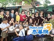 二月二十二日曼谷京都獅子會会长王惜珍女士執行主席林濱漢先生，带领热心狮友，来到孔堤公学慈善学校慰问，并赠請全校学生美味的午餐