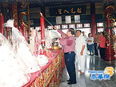 明莲佛教社庆祝太上老祖圣诞 盛大举办盂兰胜会及济阳活动 张松海理事长及理事向四千多位贫民分发钱物