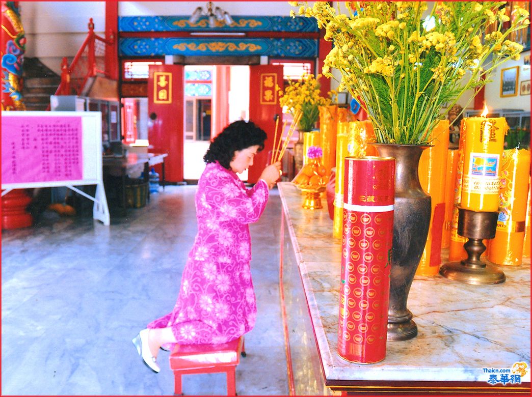 周颜琼女士瑛寿辰偕眷行善 再赠明莲佛教社十万铢 张松海接领祝颂福寿绵长