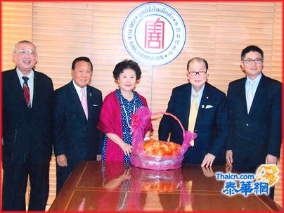 初庆玲大使夫人一行巡访泰华四大慈善机构