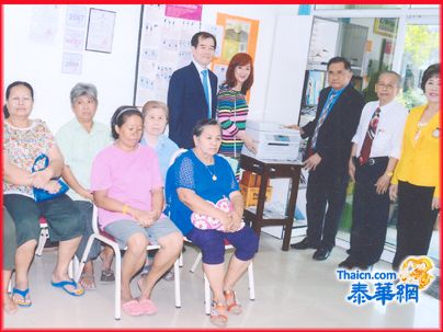 利民赠医所善誉遐迩 深获各界仁翁善长支持 林忠超副董事长热心公益 再乐助经费十万铢 连前共廿五万铢 陈锦泉董事长等接领善暨所捐赠复印传真机一套表致谢忱