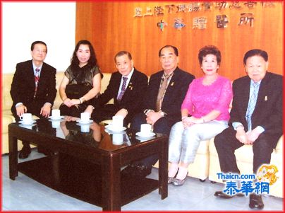 侨领陈国英陈温国贞贤伉俪同月寿辰携手行善 偕千金赴中华赠医所帝捐题善款30万铢 马文清理事长接领申谢