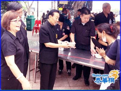 郑伟昌董事长率华侨报德善堂高级人员赴皇家田赠食处宣慰工作人员