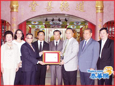 道德善堂董事长刘振禀敦请侨社名人加盟　吴长发邱燕桂接领请任书并分别赞助经费