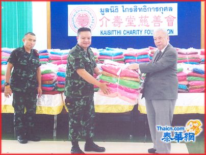 李光隆委派马永绥陈志稳赴洛武里野战部队营赠送4700张棉被
