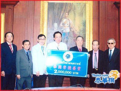李振钦偕崇德善堂首长赴诗里叻医院捐二百万铢建「纳华民八四圣寿」医疗大厦 威实院长接领申谢