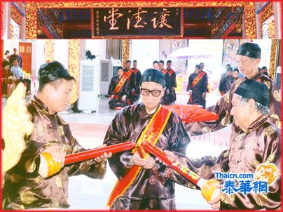 吴怡光吴周惠芳贤伉俪捐赠天华医院一百万铢 马灿伟董事长接领善款敦请吴怡光为名誉顾问张荣炳张建禄周猎夫锺木强王森丰林治等出席捐款仪式