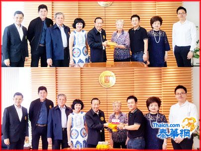 潮馆副主席 前宏食品有限公司董事长徐光辉伉俪陪同岳慈 胡马月英太夫人一行专程赞助报德善堂20万铢 由郑伟昌董事长接领申谢 董事财政胡宝媛暨黄维庆等参迎