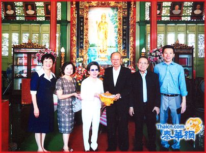蔡礼亮夫人蔡徐淑英暨儿媳赞助天华医院十万铢 由正副董事长马灿伟张茂杰接领申谢