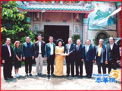 亿成发塑胶集团董事长王刘丽云暨三位公子卓章卓臣卓虎赞助报德善堂和崇德善堂 各十万铢由两董事长郑伟昌李振钦接领申谢 特聘王卓章任崇德善堂副董事长 两单位首长观礼：蓝健龄胡宝媛苏真娜王秋泉蔡文盛李华强吴怀智等  吴金城社长陪同