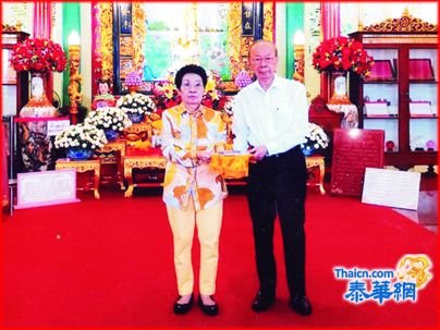 亚洲集团董事长马美芳女士赞助天华医院十五万铢 由马灿伟董事长代表接领申谢祝健康长寿