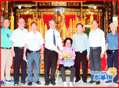参加明莲佛教社一年一度庆祝太上老祖圣诞 陈楚营夫人陈许丽娟乐助赠医所五万铢 由刘永铭理事长暨副座陈俊川张松海等接领申谢