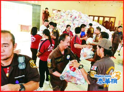 佛统养安善堂常年盂兰胜会施阴济阳 侯业顺主席暨林泽铭董事长等发放米物予贫众