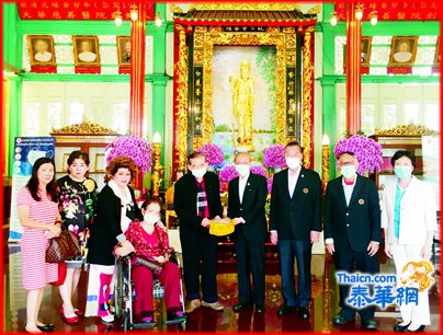 资深侨领马贞升贤伉俪再赞助天华医院廿万 由正副董事长马灿伟郭光国接领申谢祝福体康宁