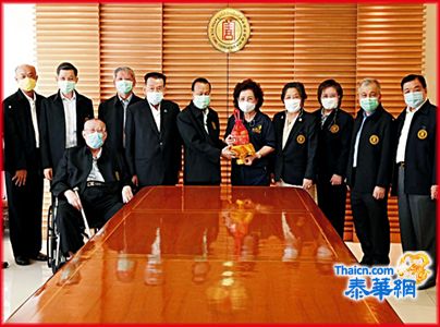 故郑智勇（二哥丰）裔曾孙女郑婉媛捐献祭祀费余款予报德堂 由郑伟昌董事长亲接领倍加褒扬