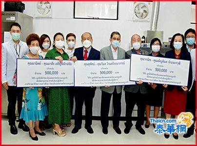 辜荣春庄荣厚赖建榕分别捐赠五十万铢善款 支援陆军部帕蒙骨诰医学院购置医学器材 帕蒙骨诰医学院教育处主任曾塔帕女少将及赖吉荣副教授医师出席接领二百万铢善款