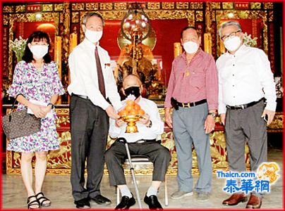 侨领张奕丰偕令郎张裕德严桂云伉俪捐善款10万 明莲佛教社理事长刘永铭接领并回赠八仙祖师金身圣像一尊