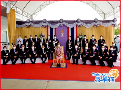       泰皇妹诗琳通殿下驾幸天华医院民武里洗肾中心隆重主持揭幕仪式 董事长马灿伟暨陈振治陈绍扬朱春隆侨务参赞刘敬师陈汉士林楚钦张朝江王睦良陈运楼 萧建波辜荣春谢玉安吴长发刘华源张建禄郭光国王森丰锺木强许镇南马文北何克家汪文盛王创业张远发 刘秉青方汉标郑岳龙陆少滨余声清丁新泰林兆祥李炎炎萧鸿洽方成达郑暹国及各界大德先生医护职员等数百人恭迎