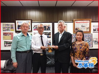贤侄效法叔父积德 马家扬善后继有人 马立伟牙医乐助百姓施医赠药教育基金 含穿心莲经费五万铢连前共三十五万铢 马盛委方展文秘书接领  扶风家族堪应褒扬