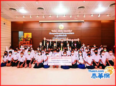 报德善堂颁发小学助学金 董事长郑伟昌博士主持仪式  为数一千五百名学生 每人二千铢 全数金额共三百万铢  郑钦达高梧桐徐光辉胡宝媛吕烈鑫黄维庆侯映辉李先栋林烱烈萧鸿洽吴伟实林明劲郑树德等参盛