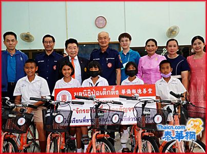 报德堂捐谋生工具及自行车予呵叻府 助贫困地区及学校之用同时带医疗队服务