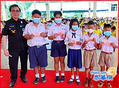 李德安主席崇庆十世皇上陛下圣寿 野战志愿军慈善团赈济学生及民众 赴北通猜县向学生及村民分发物资现金及钓鱼标整肠丸
