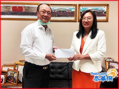 蒋应初主席乐助泰国华文教师公会十万铢善款