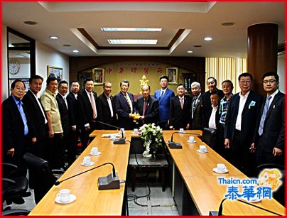 泰华大慈善家张怀三偕令公子林嗣君乐捐中华赠医所500万铢 受到理事长马文清副理事长马立诚陈焯辉张镇松郭汉钦徐金亮陈鸿锐 倪汉琪王伟文李楚雄马进潮马镇川林玮费南吴金城社长等热烈欢迎