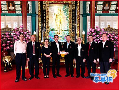 泰华故侨领谢振城眷属缅怀令尊热心公益高尚品格 拨款二百六十七万铢赞助支持各侨团医疗慈善机构 潮馆徐惠深主席报德善堂郑伟昌董事长天华医院郭光国董事长揭阳会馆孙石波理事长惠来乡会方松坚理事长等接领申谢
