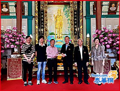 善长陈鸣瑜欣逢届满九十高寿华诞吉祥之期 男内孙陈文辉家辉悉心陪同下亲临乐捐一百万铢 天华慈善医院董事长郭光国董事副秘书林治等接领申谢