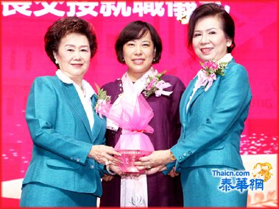 勿洞旅京妇女联谊庆祝38妇女节联欢并举行新旧届理事会交卸就职典礼 荣获吕健大使夫人潘鹏参赞主持 勿洞慈善堂理事长张振传致贺词 彭秀葵众望所归荣膺新第九届会长致谢词