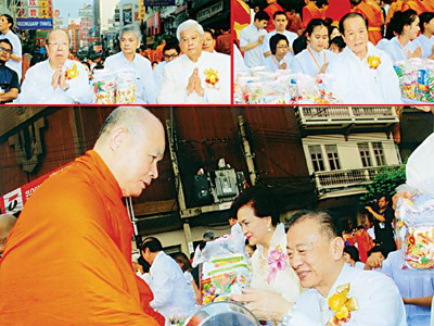 庆祝释迦牟尼佛祖涅盘成道二千六百周年 各界官民将联合举办『唐人街斋僧大法典』廿四日早晨在崇圣牌楼前举行斋僧三万尊盛会 泰华侨团首长王志民王林怡珠刘锦庭刘暹有蔡汉强钟源泉方汉标等出席盛会