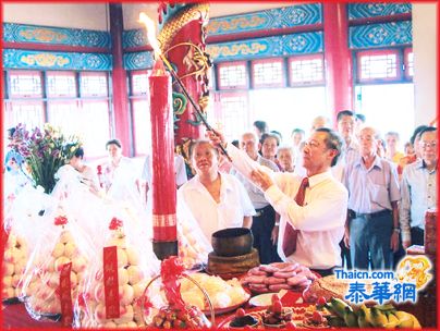 明莲佛教社举行庆祝八仙祖师圣诞大典仪式隆重 刘永铭理事长主持明烛晋香 理事社友善信近千人恭诵道典