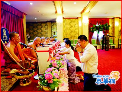 李嘉淳会长率诸同仁赴泰国凤寺拜佛祈福 受到主持巴厘滴穆尼大师赐见祝会务蒸蒸日上