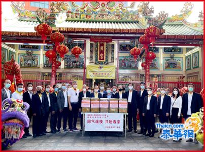 泰国福建会馆属下顺兴宫庙隆重举行清水祖师公圣诞祭祀大典 苏承智理事长担任主祭 张建禄高梧桐颁发祖师像予陈雄财张裕安 邱慧玲沈春锦林嘉南蔡上新沈文彬陈俞龙蔡孝兴陈少阳等热心人士 全体高呼祝北京冬奥会圆满成功并感谢福建省侨办捐赠抗疫物资