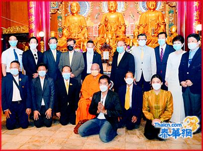 京都敕赐龙莲禅寺解夏布施法会获善款五千余万铢 卜蜂集团总裁谢镕仁居士由代表向住持仁宜大师献款 前副总理蓬贴京都警察副总指挥社匿警少将徐惠深吴伟实吴金城社长等长官社团首长工商巨贾各界善信同襄善举共结佛缘