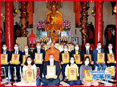 陈绍扬主持仁得上师八秩晋六寿诞法会 陈振治陈绍扬李桂雄马灿伟郭光国王森丰叶沐强蔡德钊  蔡蔚生陈世岳吴金城社长等敬向仁得上师呈献寿礼