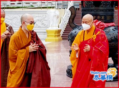 佛光山泰华寺心定大和尚向宝山寺 释广度法师赠送珍贵四大菩萨铜像	
