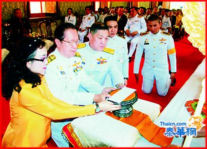 宠蒙皇上陛下恩赐爱侣湾集团故董事长锺杨培珍家族 锺木强警上校锺木彪陆军上将锺丽玲假越母披披兀佛寺 主持举办解夏布施礼捐赠学校医院佛寺善款500万铢 住持拍蓬越栖拉奴上师率高僧诵经祈福三攀他翁县长旺禄市议员披匿 首长郭光国蔡蔚生陈焯辉吴金城社长何镇炎陈梓等数百人参加共襄善举