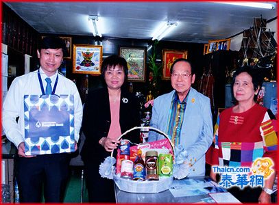 盘谷银行总行业务开发经理张杰及专员李琦  昨下午向本报拜年受到吴金城社长及广告部经理诗里纳热情接待