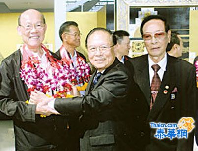 泰国资本市场学院第十二期学员赴沪参访考察 内务部次长威昌及潮馆主席陈汉士带团于本月五日启程  高振廷参赞方文国参赞及侨领陈振治前往机场挂花送行