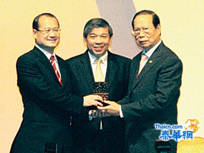 第十一届世界华商大会取得丰硕成果圆满闭幕 吴宏丰主席在会上发表讲话并接领秘书处印信 中国侨商投资企业协会获得第十二届世界华商大会主办权    吴宏丰蔡冠深张松声联合向谢国民会长移交华商大会会旗