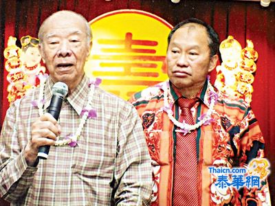 寿星俱乐部举行庆祝宋干佳节聚餐联欢会  杨荣丰主任主持仪式向高龄寿星洒吉祥水祝福泰历新年     朱岳秋陈崇梁林炳南胡建钟余锡丰陈少瑜等出席联欢会