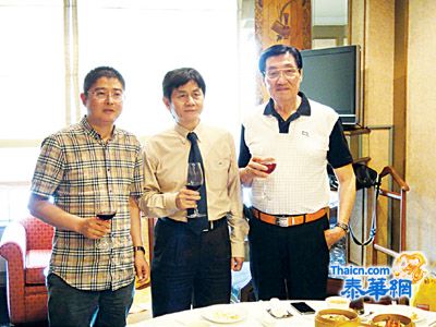 泰中文化艺术交流中心董事局举行庆贺宴会 祝贺秦裕森参赞获『泰国旅游发展贡献者』奖 蔡义批主席盛赞秦参赞为中泰文化交流做出卓越贡献   陈淑杰秘书俞志航秘书王慧钱丰陈子震出席庆贺宴会