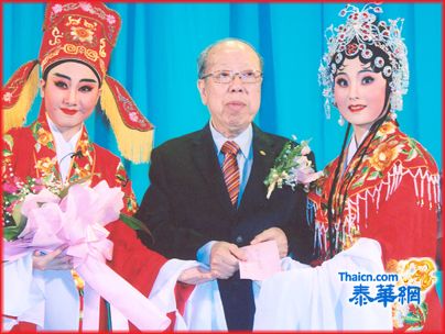 廣東小百花潮劇團前晚專場演出成功 潮館主席蔡漢強恭頌聖壽並代表潮館贈送獎金十萬銖