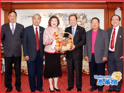 广西总会主席李铭如等一行向中总主席刘锦庭拜年贺岁
