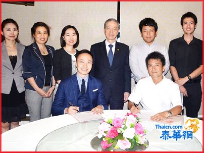 发兴隆集团与日本有信精机签约 总代理塑料机机械手在泰国销售 何克家董事长令郎何成鹏与有信精机代表签约