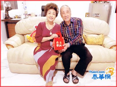 红遍半边天到处受聘请演唱助兴的小兰花歌唱团诸小明星 在团长许木才的率领下迎丁酉金鸡年春节来临 敬向两领导庄荣厚贤伉俪和李秋泉贤伉俪拜年贺岁