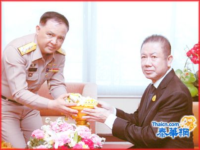 纠正违记渔业海军指挥中心参谋长尊蓬海军将率团 向洪百川董事长祝贺宋干佳节探讨渔业法律问题